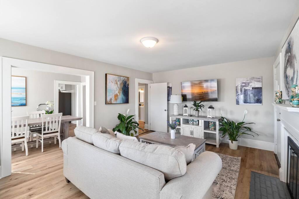 Casa de férias Cozy 4b Retreat Near Uptown King Beds Sleeps 12