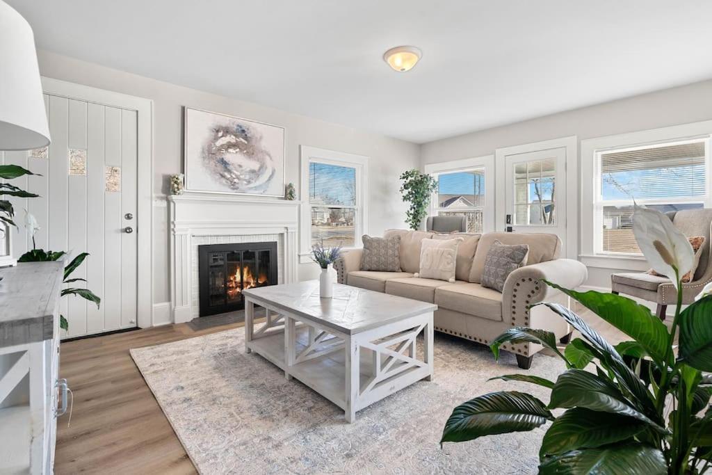 Cozy 4b Retreat Near Uptown King Beds Sleeps 12 Casa de férias *